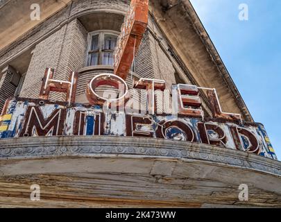 Schilder über dem Eingang zum historischen Milford Hotel in Milford, Utah, USA Stockfoto