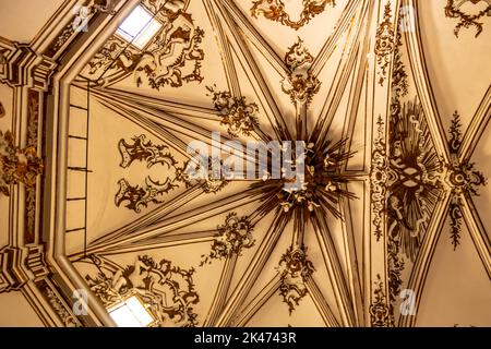 Decke der Kirche des heiligen Johannes vom Kreuz in Valencia. Juni 2022 Valencia, Spanien Stockfoto