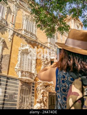 Mädchen fotografiert das Nationale Keramikmuseum in Valencia, Andalusien - Spanien Stockfoto