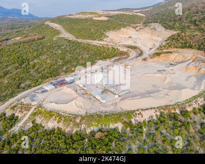 Windturbinen auf schönen sonnigen Sommer Herbst Berglandsland. Kurvige Straße durch den Berg Eolic Park. Grüne ökologische Energieerzeugung Stockfoto