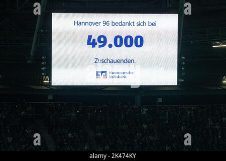 Hannover, Deutschland. 30. September 2022. Fußball: 2. Bundesliga, Hannover 96 - Hamburger SV, Matchday 10, Heinz von Heiden Arena. Ansicht der Anzeigetafel mit der Anzahl der Zuschauer 49000. Quelle: Swen Pförtner/dpa - WICHTIGER HINWEIS: Gemäß den Anforderungen der DFL Deutsche Fußball Liga und des DFB Deutscher Fußball-Bund ist es untersagt, im Stadion und/oder vom Spiel aufgenommene Fotos in Form von Sequenzbildern und/oder videoähnlichen Fotoserien zu verwenden oder zu verwenden./dpa/Alamy Live News Stockfoto