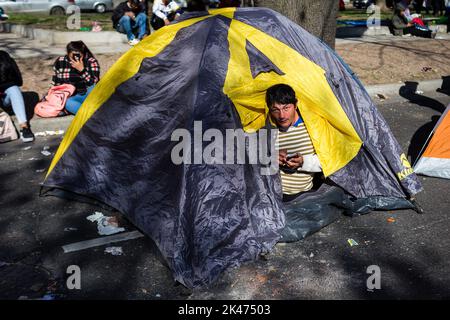 Buenos Aires, Argentinien. 28. September 2022. Ein Picketer kommt während der Demonstration aus seinem Zelt. Die politischen Organisationen, aus denen die Picketers Unit besteht, hielten 48 Stunden lang ein Lager auf der Avenue des 9.. Juli, der wichtigsten Avenue der Stadt Buenos Aires, ab. Vor dem Ministerium für soziale Entwicklung, um die mangelnde Reaktion der Regierung von Präsident Alberto Fernández auf ihre Bedürfnisse anzuprangern. (Foto von Nacho Boullosa/SOPA Images/Sipa USA) Quelle: SIPA USA/Alamy Live News Stockfoto