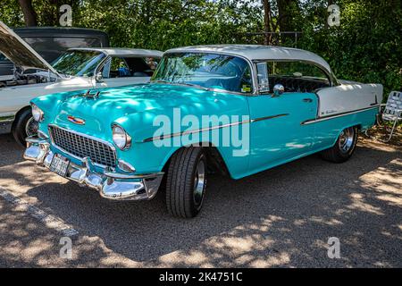 Falcon Heights, MN - 18. Juni 2022: Vorderansicht eines Chevrolet BelAir Hardtop Coupés aus dem Jahr 1955 auf einer lokalen Automobilmesse. Stockfoto