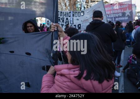 Buenos Aires, Argentinien. 28. September 2022. Ein Protestler hält während der Demonstration eine Fahne in der Mitte des Lagers. Die politischen Organisationen, aus denen die Picketers Unit besteht, hielten 48 Stunden lang ein Lager auf der Avenue des 9.. Juli, der wichtigsten Avenue der Stadt Buenos Aires, ab. Vor dem Ministerium für soziale Entwicklung, um die mangelnde Reaktion der Regierung von Präsident Alberto Fernández auf ihre Bedürfnisse anzuprangern. (Foto von Nacho Boullosa/SOPA Images/Sipa USA) Quelle: SIPA USA/Alamy Live News Stockfoto