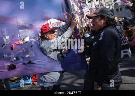 Buenos Aires, Argentinien. 28. September 2022. Zwei Picketer sprechen während der Demonstration mit einer Fahne. Die politischen Organisationen, aus denen die Picketers Unit besteht, hielten 48 Stunden lang ein Lager auf der Avenue des 9.. Juli, der wichtigsten Avenue der Stadt Buenos Aires, ab. Vor dem Ministerium für soziale Entwicklung, um die mangelnde Reaktion der Regierung von Präsident Alberto FernÃndez auf ihre Bedürfnisse anzuprangern. (Bild: © Nacho Boullosa/SOPA Images via ZUMA Press Wire) Stockfoto