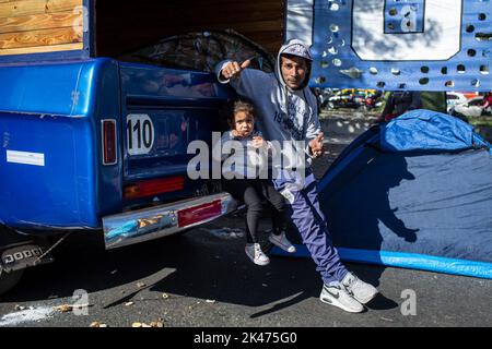 Buenos Aires, Argentinien. 28. September 2022. Ein Vater mit seiner Tochter wurde während der Demonstration gesehen. Die politischen Organisationen, aus denen die Picketers Unit besteht, hielten 48 Stunden lang ein Lager auf der Avenue des 9.. Juli, der wichtigsten Avenue der Stadt Buenos Aires, ab. Vor dem Ministerium für soziale Entwicklung, um die mangelnde Reaktion der Regierung von Präsident Alberto Fernández auf ihre Bedürfnisse anzuprangern. (Foto von Nacho Boullosa/SOPA Images/Sipa USA) Quelle: SIPA USA/Alamy Live News Stockfoto