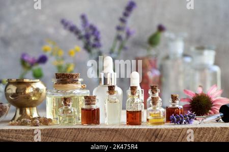 Auswahl an ätherischen Ölen mit Weihrauch, Echinacea, Lavendel und anderen Kräutern Stockfoto