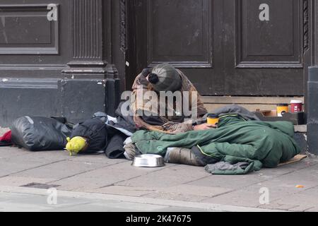 Windsor, Großbritannien. 29.. September 2022. Der traurige Anblick eines Obdachlosen, der regelmäßig in einer Tür vor der ehemaligen Lloyds Bank im affulent Windsor schläft. Quelle: Maureen McLean/Alamy Live News Stockfoto