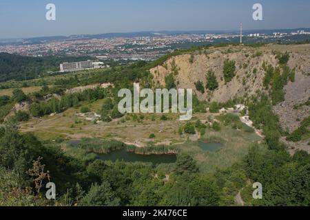 Ruzenin lom (Hady, Brno) rekultivierter Steinbruch am Rande des städtischen Ballungsraums Brünn mit Blick auf die Stadt in der Tschechischen Republik Stockfoto