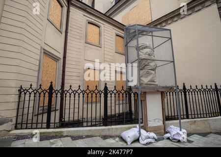 Sandsäcke und Sperrholzplatten schützen Buntglas vor Schrapnel in der Innenstadt von Lviv, Ukraine Stockfoto