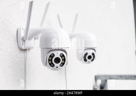 Überwachungskameras, die an der Wand für Sicherheitsbüros oder zu Hause hängen Stockfoto