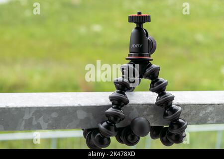 Flexibles Stativ Joby Gorillapod für die Aufnahme von Filmen auf dem Zaun, September 2022, Prag, Tschechische Republik. Stockfoto