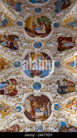 Bojnice, Slowakei - 26. September 2022: Die Decke der Burgkapelle im Inneren der Burg Bojnice Stockfoto