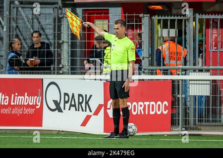 Niederlande. 30. September 2022. MAASTRICHT, NIEDERLANDE - 30. SEPTEMBER: Assistenzschiedsrichter Charl Schaap während des niederländischen Keukenkampioendivisie-Spiels zwischen MVV und Willem II im Stadion de Geusselt am 30. September 2022 in Maastricht, Niederlande (Foto von Geert van Erven/Orange Picics) Credit: Orange Pics BV/Alamy Live News Stockfoto