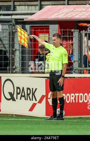 Niederlande. 30. September 2022. MAASTRICHT, NIEDERLANDE - 30. SEPTEMBER: Assistenzschiedsrichter Charl Schaap während des niederländischen Keukenkampioendivisie-Spiels zwischen MVV und Willem II im Stadion de Geusselt am 30. September 2022 in Maastricht, Niederlande (Foto von Geert van Erven/Orange Picics) Credit: Orange Pics BV/Alamy Live News Stockfoto