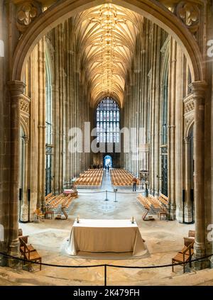 Canterbury, Vereinigtes Königreich - 10. September 2022: Blick auf das Mittelschiff in der historischen Kathedrale von Canterbury Stockfoto