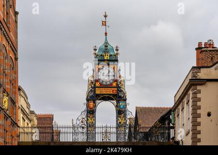 Chester, Großbritannien - 26. August 2022: Blick auf die legendäre und historische Eastgate-Uhr im Herzen des Stadtzentrums von Chester Stockfoto