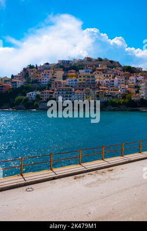 Blick auf die Stadt Kavala auf einem Berg in Griechenland über das Meer Stockfoto