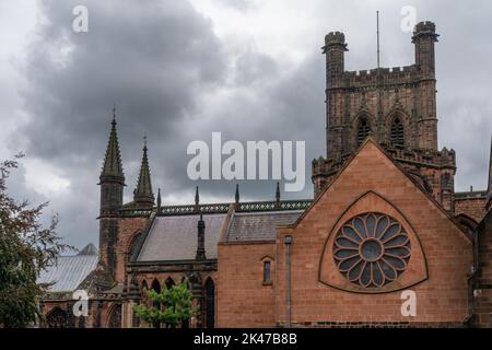 Chester, Vereinigtes Königreich - 26. August 2022: Architektonisches Detail der historischen Chester Cathedral in Cheshire unter bewölktem Himmel Stockfoto