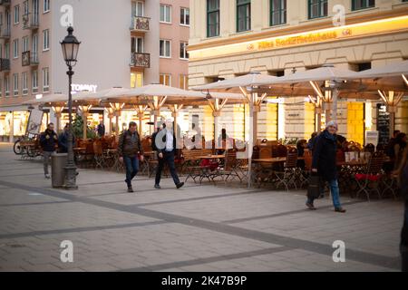 München, Deutschland. 30. September 2022. Am 30. September 2022 bummeln oder shoppen viele in der Münchner Fußgängerzone. (Foto: Alexander Pohl/Sipa USA) Quelle: SIPA USA/Alamy Live News Stockfoto