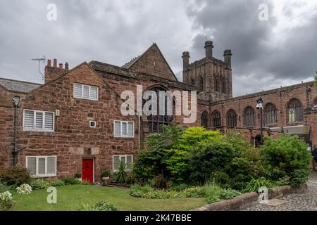 Chester, Vereinigtes Königreich - 26. August 2022: Innenstadt von Chester in Cheshire mit seinen historischen roten Backsteingebäuden und der Kathedrale aus dem 12.. Jahrhundert in der BA Stockfoto