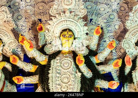 Foto zeigt die Göttin Durga wird zur Anbetung aufgestellt das Ereignis wird nun gefeiert. Stockfoto