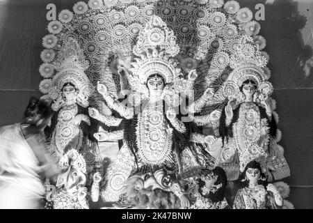 Foto zeigt die Göttin Durga wird zur Anbetung aufgestellt das Ereignis wird nun gefeiert. Stockfoto