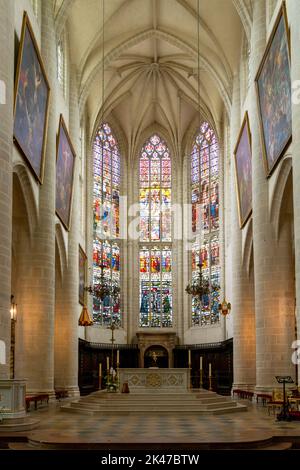 Dole, Frankreich - 14. September 2022: Innenansicht des Altars und des Mittelschiffs der Kirche Collegiale Notre Dame in Dole Stockfoto