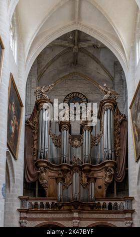 Dole, Frankreich - 14. September 2022: Innenansicht der Kirchenorgel und des Mittelschiffs der Collegiale Notre Dame Kirche in Dole Stockfoto