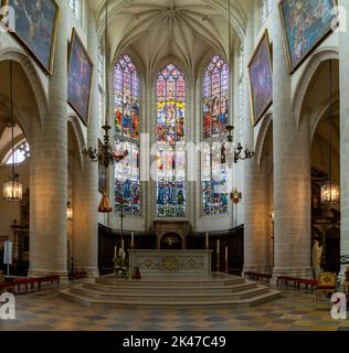 Dole, Frankreich - 14. September 2022: Innenansicht des Altars und des Mittelschiffs der Kirche Collegiale Notre Dame in Dole Stockfoto