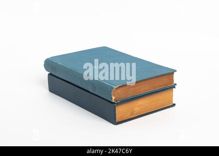 Altes blaues Buch isoliert auf weißem Hintergrund, altes Vintage-Buch mit blauem Einband Stockfoto
