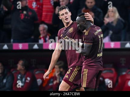 München, Deutschland. 30. September 2022. Fußball: Bundesliga, Bayern München - Bayer Leverkusen, Matchday 8 in der Allianz Arena. Sadio Mane (r) aus München feiert mit Benjamin Pavard sein Ziel für 3:0. Kredit: Sven Hoppe/dpa - WICHTIGER HINWEIS: Gemäß den Anforderungen der DFL Deutsche Fußball Liga und des DFB Deutscher Fußball-Bund ist es untersagt, im Stadion und/oder vom Spiel aufgenommene Fotos in Form von Sequenzbildern und/oder videoähnlichen Fotoserien zu verwenden oder zu verwenden./dpa/Alamy Live News Stockfoto