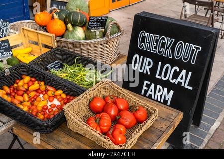 Greystones, Irland - 18. August 2022: Nahaufnahme einer Obst- und Gemüseanzeige in einem ganzen Lebensmittel- und Biogeschäft in Greystones Stockfoto