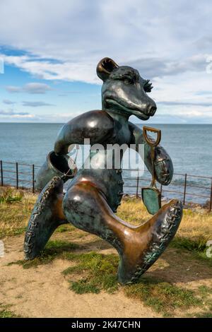 Greystones, Irland - 18. August 2022: Blick auf die Wahrzeichen Beach Bear Skulptur am Strand in Greystones in der Grafschaft Wicklow Stockfoto