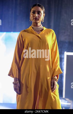 Kuala Lumpur, Malaysia. 30. September 2022. Pretty in White Fashion Show 'Fairest of the all' in Verbindung mit dem F3 Festival 2022, das im Mid Valley Convention Center (MICC) Kuala Lumpur stattfand. Zu den Designern gehörten Bill Keith, Yani Bakhtaran, Louisa Michael, Faramas, Amin Jauhari, Suliani, Pungu Borneo, Kalamazoo, Jayk, Baqo, Angelique und Melson. (Bild: © Kamarulsahrin Katis/Pacific Press via ZUMA Press Wire) Bild: ZUMA Press, Inc./Alamy Live News Stockfoto