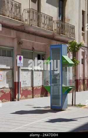Ein Stand der Telefongesellschaft ohne Telefondienst in irgendeiner Straße einer Stadt in Spanien Stockfoto