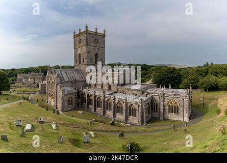 St Davids, Großbritannien - 28. August 2022: Blick auf die St Davids Cathedral und den Friedhof in Pembrokeshire Stockfoto