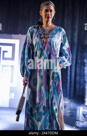 Kuala Lumpur, Malaysia. 30. September 2022. Pretty in White Fashion Show 'Fairest of the all' in Verbindung mit dem F3 Festival 2022, das im Mid Valley Convention Center (MICC) Kuala Lumpur stattfand. Zu den Designern gehörten Bill Keith, Yani Bakhtaran, Louisa Michael, Faramas, Amin Jauhari, Suliani, Pungu Borneo, Kalamazoo, Jayk, Baqo, Angelique und Melson. (Bild: © Kamarulsahrin Katis/Pacific Press via ZUMA Press Wire) Bild: ZUMA Press, Inc./Alamy Live News Stockfoto