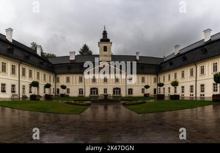 Svaty Anton, Slowakei - 27. September 2022: Blick auf den geräumigen Innenhof und den Eingang des Herrenhauses in Svaty Anton in der Slowakei Stockfoto