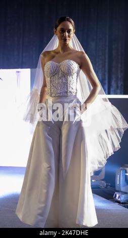 Kuala Lumpur, Malaysia. 30. September 2022. Pretty in White Fashion Show 'Fairest of the all' in Verbindung mit dem F3 Festival 2022, das im Mid Valley Convention Center (MICC) Kuala Lumpur stattfand. Zu den Designern gehörten Bill Keith, Yani Bakhtaran, Louisa Michael, Faramas, Amin Jauhari, Suliani, Pungu Borneo, Kalamazoo, Jayk, Baqo, Angelique und Melson. (Bild: © Kamarulsahrin Katis/Pacific Press via ZUMA Press Wire) Bild: ZUMA Press, Inc./Alamy Live News Stockfoto