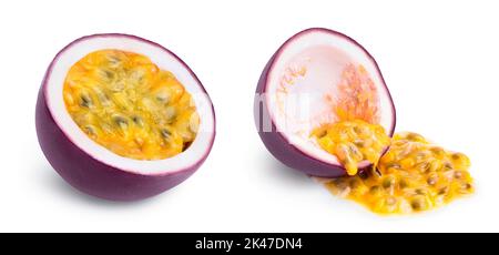Ganze Passionsfrüchte halb isoliert auf weißem Hintergrund. Maracuya mit voller Schärfentiefe Stockfoto