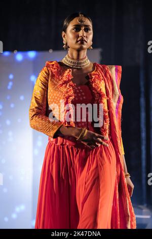 Kuala Lumpur, Malaysia. 30. September 2022. Pretty in White Fashion Show 'Fairest of the all' in Verbindung mit dem F3 Festival 2022, das im Mid Valley Convention Center (MICC) Kuala Lumpur stattfand. Zu den Designern gehörten Bill Keith, Yani Bakhtaran, Louisa Michael, Faramas, Amin Jauhari, Suliani, Pungu Borneo, Kalamazoo, Jayk, Baqo, Angelique und Melson. (Bild: © Kamarulsahrin Katis/Pacific Press via ZUMA Press Wire) Bild: ZUMA Press, Inc./Alamy Live News Stockfoto