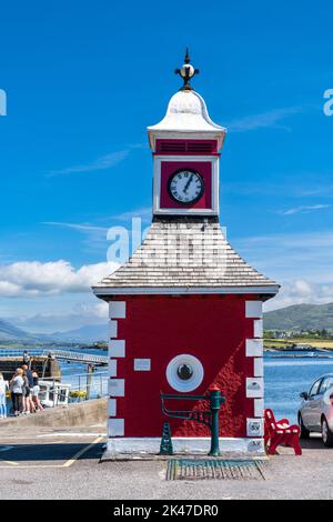 Knight's Town, Irland - 8. August 2022: Blick auf den historischen Uhrenturm und die Wiegestation am Royal Pier von Knight's Town auf Valentia Island in C Stockfoto