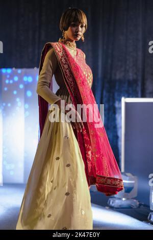 Kuala Lumpur, Malaysia. 30. September 2022. Pretty in White Fashion Show 'Fairest of the all' in Verbindung mit dem F3 Festival 2022, das im Mid Valley Convention Center (MICC) Kuala Lumpur stattfand. Zu den Designern gehörten Bill Keith, Yani Bakhtaran, Louisa Michael, Faramas, Amin Jauhari, Suliani, Pungu Borneo, Kalamazoo, Jayk, Baqo, Angelique und Melson. (Bild: © Kamarulsahrin Katis/Pacific Press via ZUMA Press Wire) Bild: ZUMA Press, Inc./Alamy Live News Stockfoto