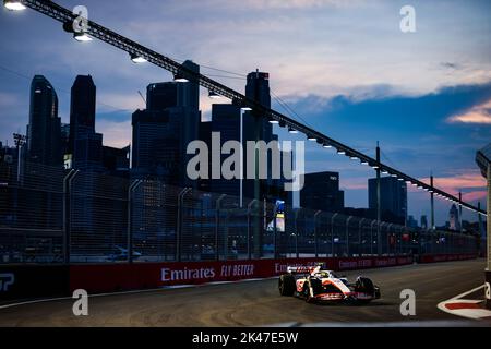 Singapur. 30. September 2022. 47 SCHUMACHER Mick (ger), Haas F1 Team VF-22 Ferrari, Aktion während der Formel 1 Singapore Airlines Grand Prix von Singapur 2022, 17. Lauf der FIA Formel 1 Weltmeisterschaft 2022 vom 30. September bis 02. Oktober 2022 auf dem Marina Bay Street Circuit, in Singapur - Foto: Florent Gooden / Dppi/DPPI/LiveMedia Credit: Independent Photo Agency/Alamy Live News Stockfoto