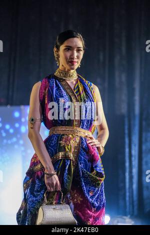 Kuala Lumpur, Malaysia. 30. September 2022. Pretty in White Fashion Show 'Fairest of the all' in Verbindung mit dem F3 Festival 2022, das im Mid Valley Convention Center (MICC) Kuala Lumpur stattfand. Zu den Designern gehörten Bill Keith, Yani Bakhtaran, Louisa Michael, Faramas, Amin Jauhari, Suliani, Pungu Borneo, Kalamazoo, Jayk, Baqo, Angelique und Melson. (Bild: © Kamarulsahrin Katis/Pacific Press via ZUMA Press Wire) Bild: ZUMA Press, Inc./Alamy Live News Stockfoto