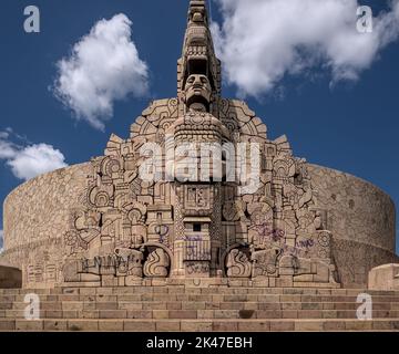 Verkehrskreis Skulptur monumento a la patria in Merida Stadt Mexiko. Handgeschnitzt, um das maya-Erbe der mexikanischen Ureinwohner zu ehren. Stockfoto