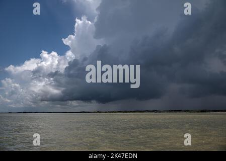 Während der Hurrikan-Saison, in der täglich Gewitter auftreten, Rollen Wolken über der Küste des Golfs von Mexiko. Stockfoto