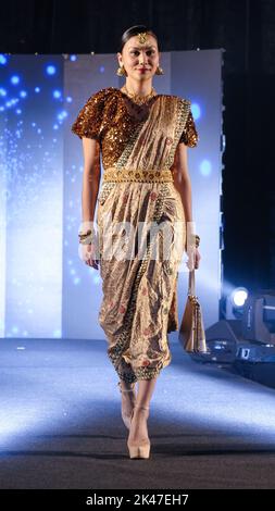 Kuala Lumpur, Malaysia. 30. September 2022. Pretty in White Fashion Show 'Fairest of the all' in Verbindung mit dem F3 Festival 2022, das im Mid Valley Convention Center (MICC) Kuala Lumpur stattfand. Zu den Designern gehörten Bill Keith, Yani Bakhtaran, Louisa Michael, Faramas, Amin Jauhari, Suliani, Pungu Borneo, Kalamazoo, Jayk, Baqo, Angelique und Melson. (Bild: © Kamarulsahrin Katis/Pacific Press via ZUMA Press Wire) Bild: ZUMA Press, Inc./Alamy Live News Stockfoto