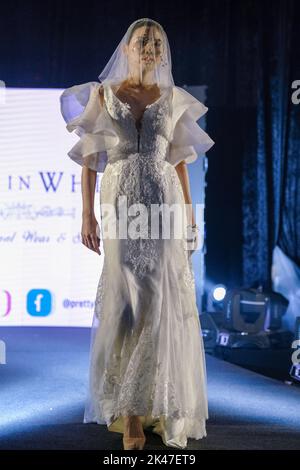 Kuala Lumpur, Malaysia. 30. September 2022. Pretty in White Fashion Show 'Fairest of the all' in Verbindung mit dem F3 Festival 2022, das im Mid Valley Convention Center (MICC) Kuala Lumpur stattfand. Zu den Designern gehörten Bill Keith, Yani Bakhtaran, Louisa Michael, Faramas, Amin Jauhari, Suliani, Pungu Borneo, Kalamazoo, Jayk, Baqo, Angelique und Melson. (Bild: © Kamarulsahrin Katis/Pacific Press via ZUMA Press Wire) Bild: ZUMA Press, Inc./Alamy Live News Stockfoto